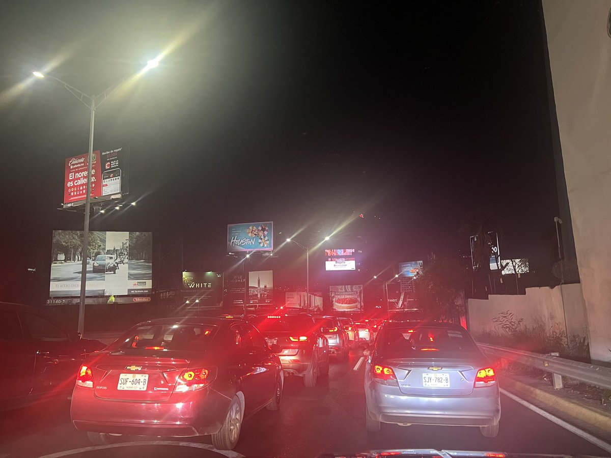 Putísima madre con el tráfico para agarrar Gonzalitos, pero en domingo y casi las 10 de la noche no mams …