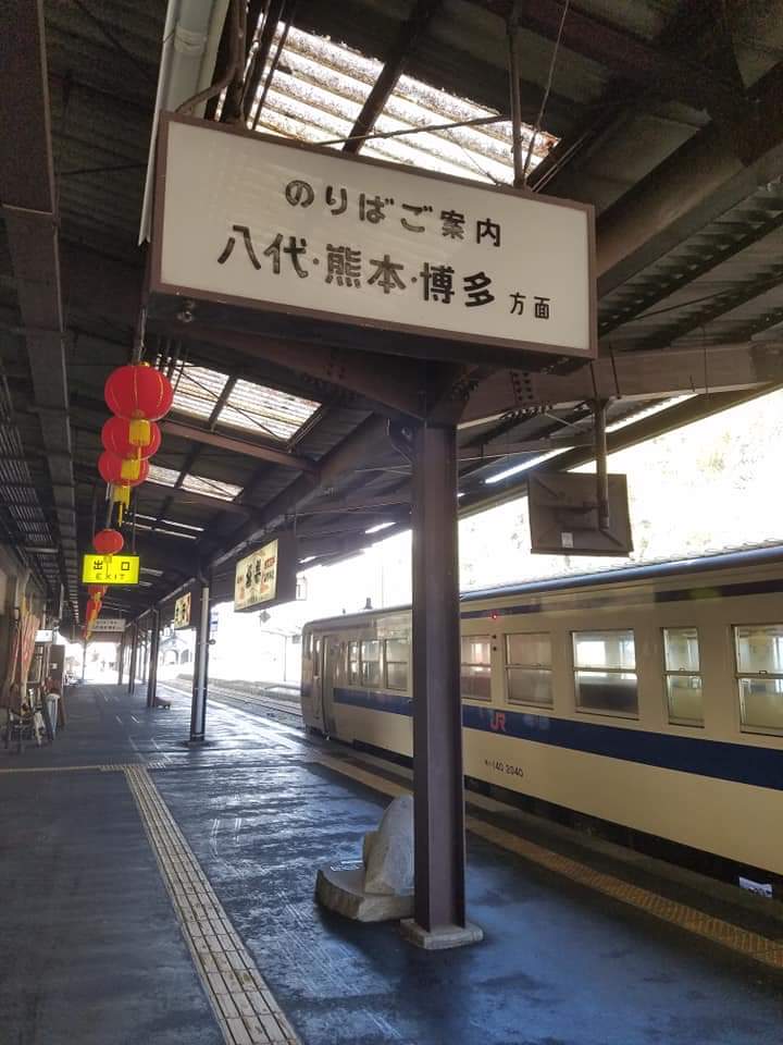 夏目友人帳のふるさと
人吉球磨には、肥薩線という鉄道が走っています。でも、ちょっとお休みしています。夏目友人帳は知っていても、肥薩線を知らない人もいるんです。これは寂しいのです。リポストして、みんなに教えてくれると😃人吉球磨のみんなが喜びます。#夏目友人帳　#肥薩線