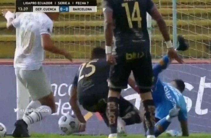 The_Pacho's tweet photo. @andresmunoza Año 2021 no recuerdo que te hayas quedado. Eres periodista en la cadena oficial de la liga pro, deja el fanatismo , sácate la camiseta para opinar, que no se te note el odio y el regionalismo.  Saludos de un Cuencano barcelonista https://t.co/MG1QBXtBok