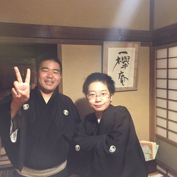 kotenmawashi's tweet image. 【古典廻しの楽屋の一コマ①】
2年目と10年目の怪談リレー落語
小春志師匠、笑二さん。
お若いっ!いや、あまりお変わりない?
←2017 2025→
