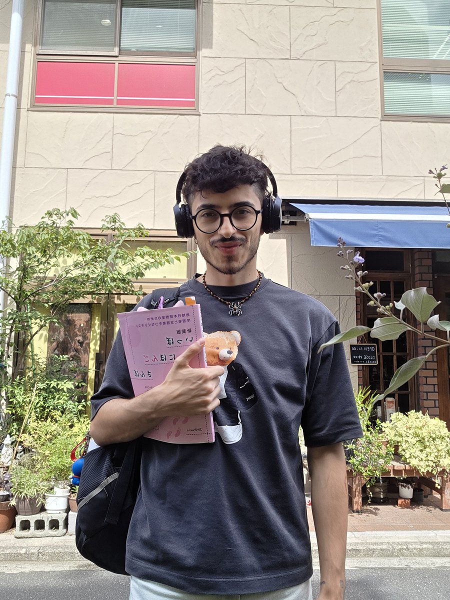 ๐ฏ๐๐๐๐ ๐ญ๐๐๐๐ (@britodavids) on Twitter photo Saliendo de mi clase de japonรฉs sosteniendo los libros en la mano como buen trolazo que soy. Gracias por su amor libertarios ๐ซฆ Saliendo de mi clase de japonรฉs sosteniendo los libros en la mano como buen trolazo que soy. Gracias por su amor libertarios ๐ซฆ