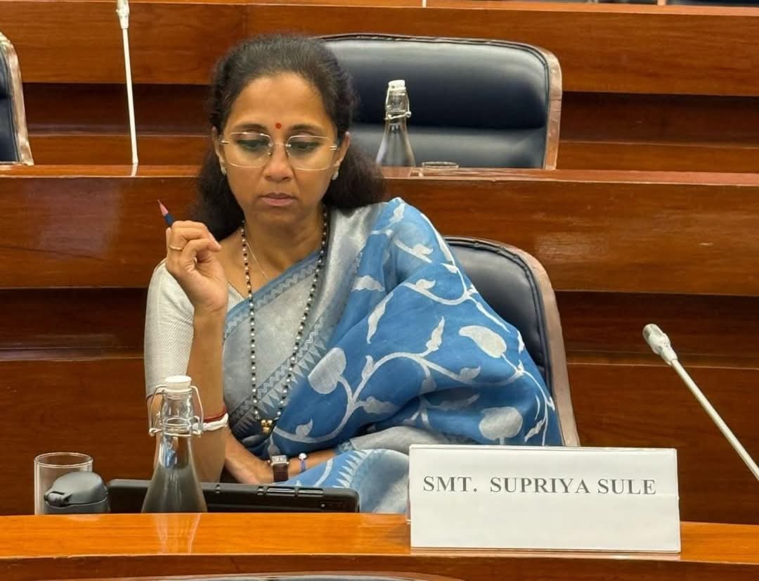 ....तभी तो, अजीत भाऊ उप मुख्यमंत्री बन गए ।

और इनकी पार्टी की बात करें तो महाराष्ट्र के चुनाव सबको पता ही लग गया था कि कौन जमीन पर हैं
 
और कौन केवल महलों से हवाबाजी कर रहा हैं।

#नेपोटिज्म