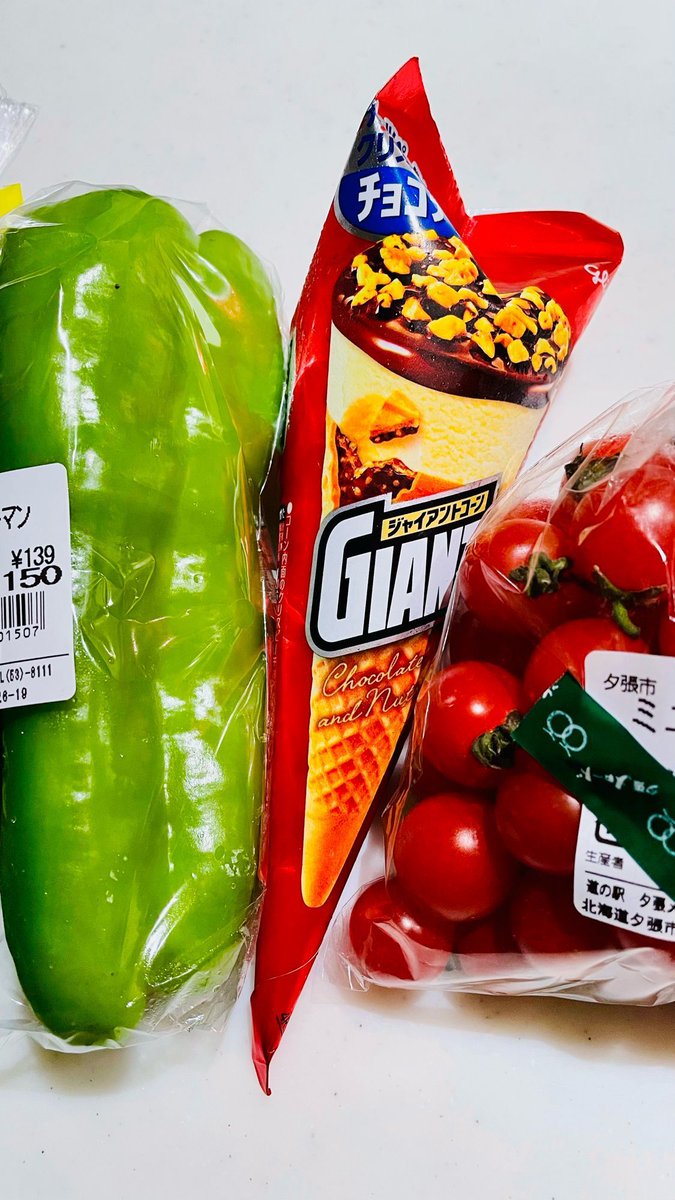 パワーピーマン🫑
ジャイアントコーン大のピーマンだよ
夕張の道の駅メロードでみつけて買いました
夕張産のピーマンです
品種名はパワーピーマン
なんだか強そうでしょ💪 
#お買い物