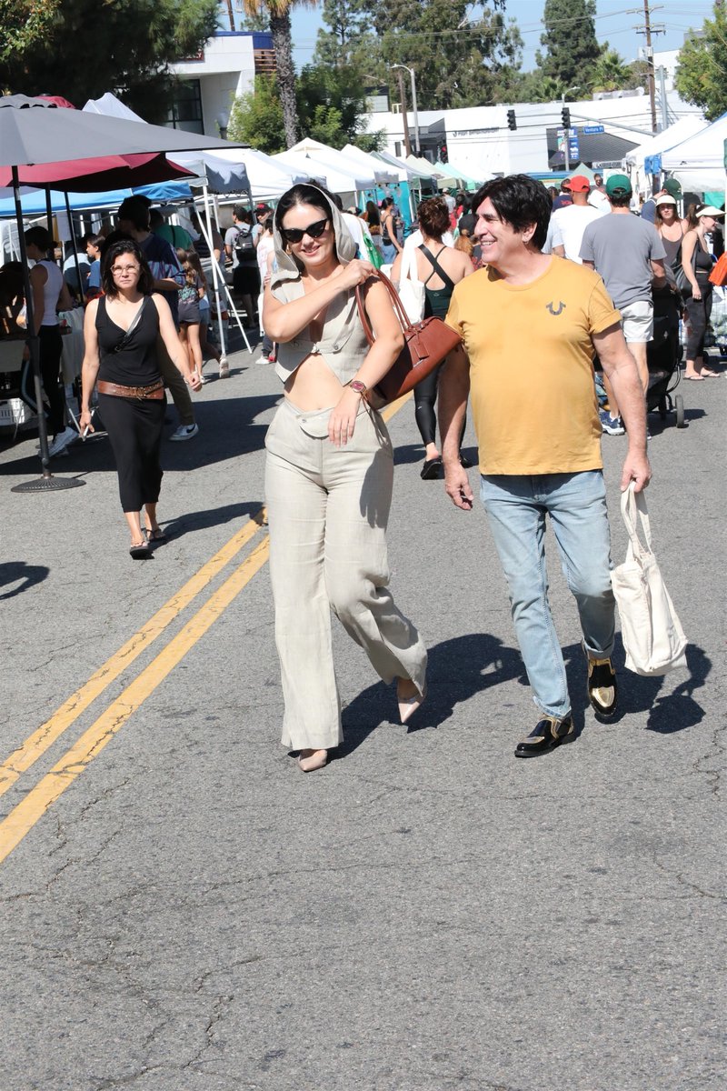 #NatashaBlasick and Martin Blasick shopping at Studio City Farmers Market 21.09.2025

hqcelebcorner.net/index.php?thre…