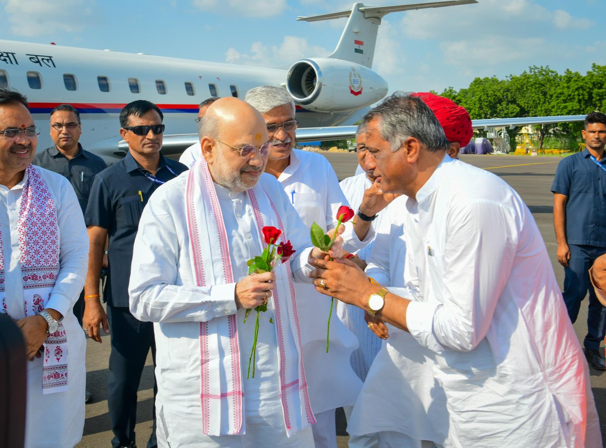 सूर्यनगरी जोधपुर पधारने पर यशस्वी केन्द्रीय गृह एवं सहकारिता मंत्री श्री अमित शाह जी का जोधपुर एयरपोर्ट पर पुष्पगुच्छ भेंट कर स्नेहपूर्ण स्वागत एवं अभिनंदन किया।

भारतीय राजनीति के अद्वितीय रणनीतिकार एवं संगठन के सशक्त स्तंभ श्री अमित शाह जी का मारवाड़ आगमन हम सभी के लिए अत्यंत