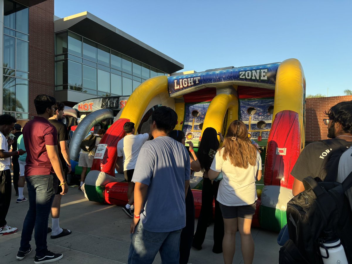 ChloeNguyen315's tweet photo. “Our goal for this year is to get students involved as much as possible … around campus, especially since there are a lot more students on campus this year, we wanted a lot of people to show up to Rec Fest,” Harrison Gooch, a third-year finance major said. #j311  @elizsanchezTV https://t.co/U53WsM9Chr