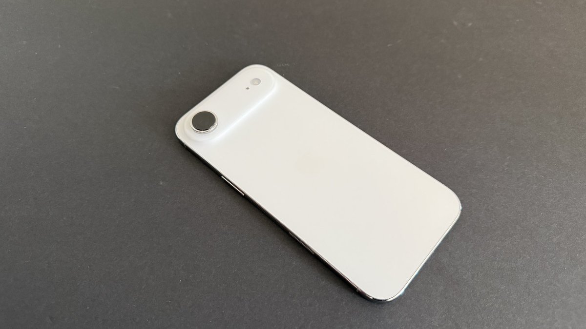 ReviewTheBest's tweet image. If you purchased a iPhone Air what’s your thoughts? Are you keeping it or will you be first in line monday morning to return it?