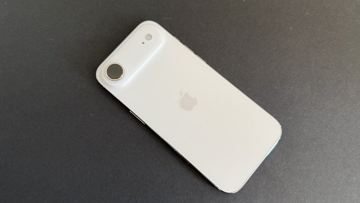 ReviewTheBest's tweet image. If you purchased a iPhone Air what’s your thoughts? Are you keeping it or will you be first in line monday morning to return it?