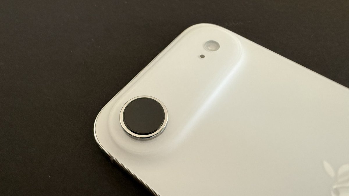 ReviewTheBest's tweet image. If you purchased a iPhone Air what’s your thoughts? Are you keeping it or will you be first in line monday morning to return it?