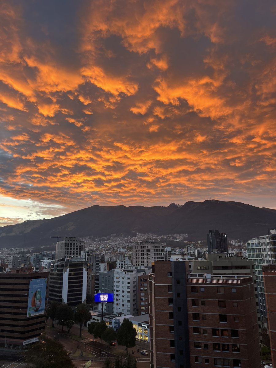 GabyMunoz777's tweet image. 18:13| Dejen todo y salgan a ver el atardecer 

#Quito