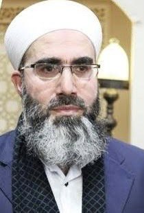 Mahmut Eren! 

Dünyalık için, Makam mevki için, Riyaset uğruna atmayacağın takla, yatmayacağın çamur yok senin!

Kendinde olan ahlaksızlık hasletlerini, efendi babamızın yoluna râm olmuş kıymetli hocalarımıza yamamaya çalışman en hafif tabiriyle ŞARLATANLIĞININ alametidir senin!