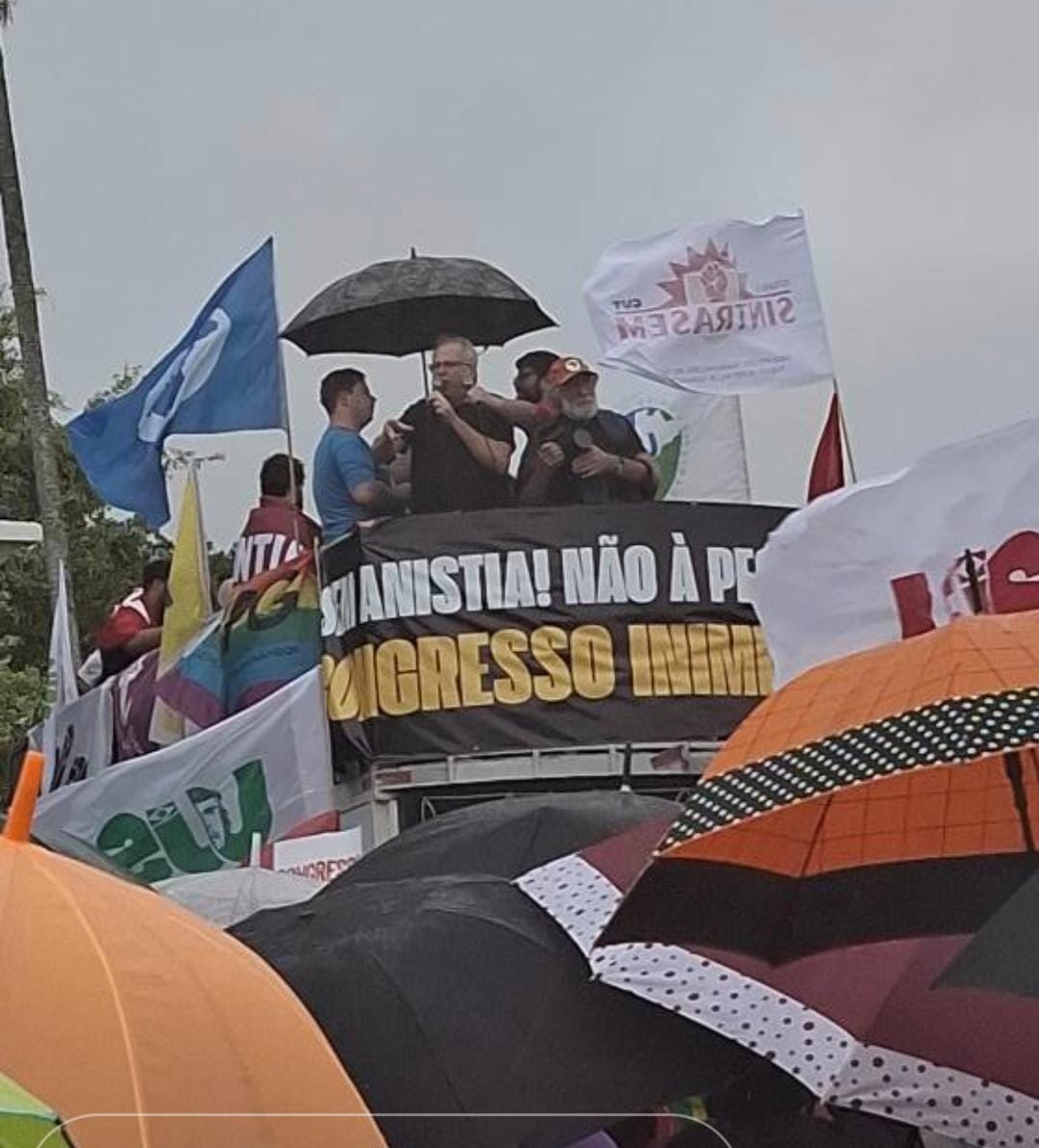 Hj em Florianópolis o vereador Afrânio Boppré do PSOL fez uma manifestação na cabeceira da ponte Hercílio Luz 😡😡😡😡😡