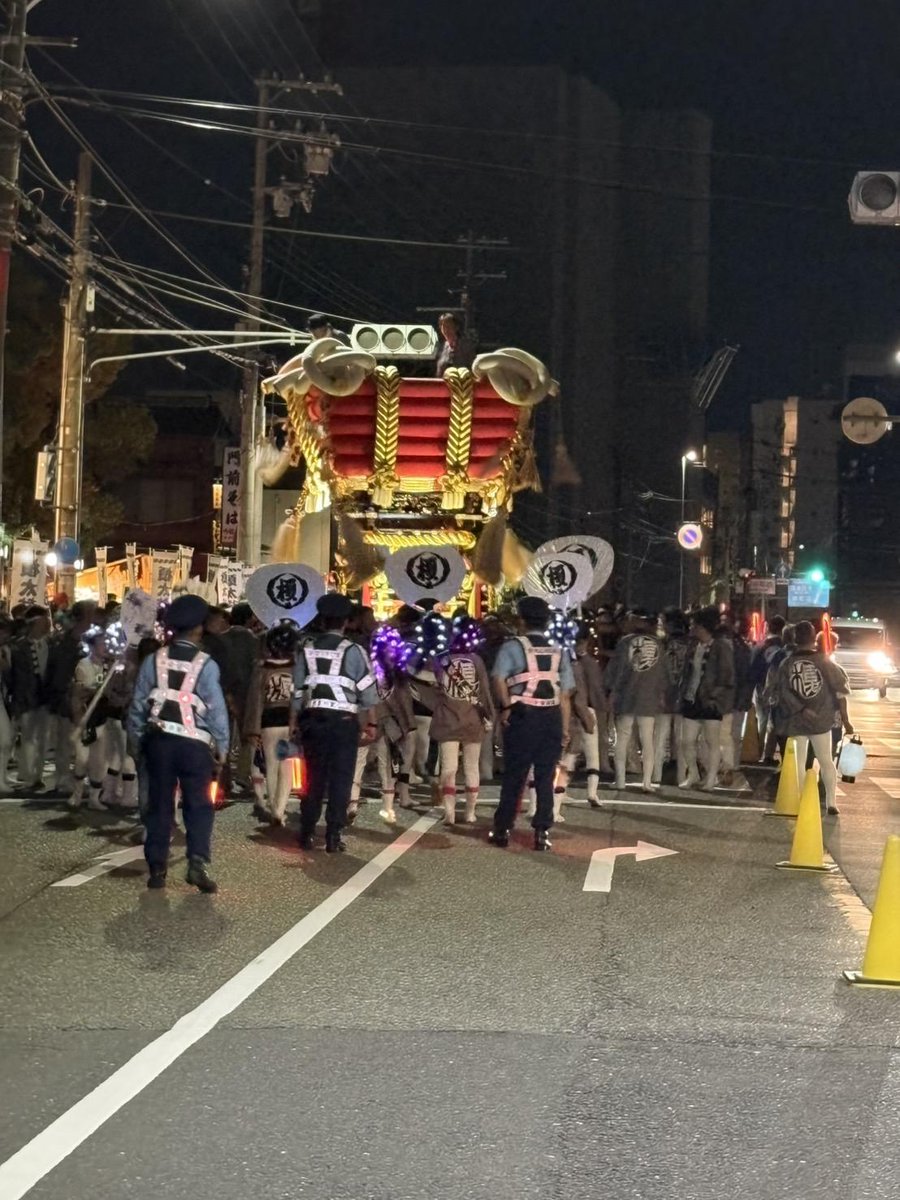 先々週の話になってしまいますが、方違神社さんの秋祭り警備に行ってきました！今年も安全100％で皆さんの笑顔を護りきり、やりきった感でいっぱいです。やはり縁日の警備は賑やかで楽しいです～～😆
榎町のふとん太鼓は迫力満点ですので、皆さんもぜひ一度はご覧になってください～！