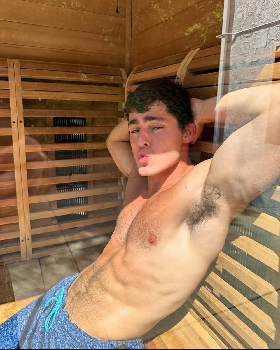 I NEED TO LICK HIS SWEATY ARMPITS