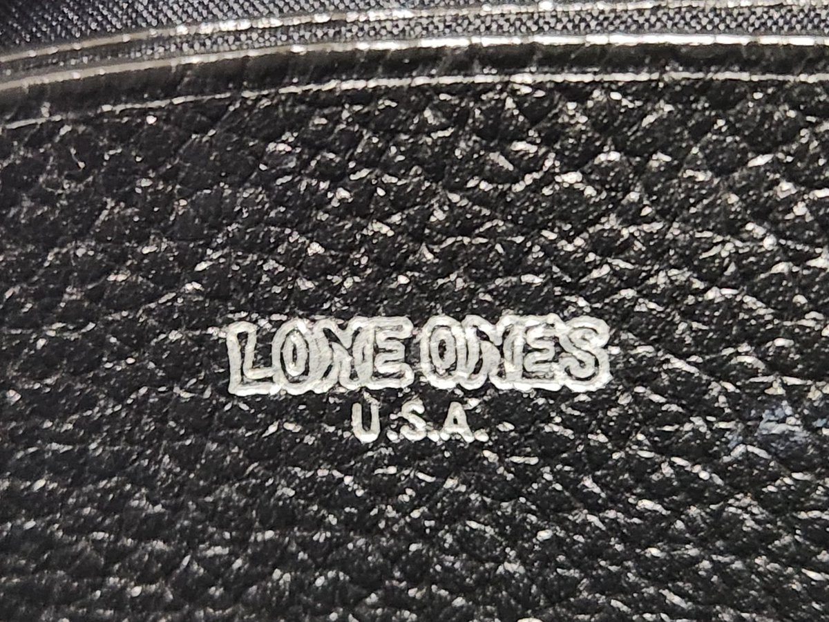 0bMVJ34YcU1344's tweet photo. 🚨廃盤・希少🚨
【LONE ONES スモールウォレット】

定価級の高級感✨
上質シボ革×シルバープレートで存在感抜群。
ギャランティ＆純正BOX付きの安心セット！

62,800円 → 59,800円に値下げ‼️
この大台割れはラストチャンス⚡

#LONEONES #ロンワンズ #財布 #廃盤モデル https://t.co/BMBKv3U7jb