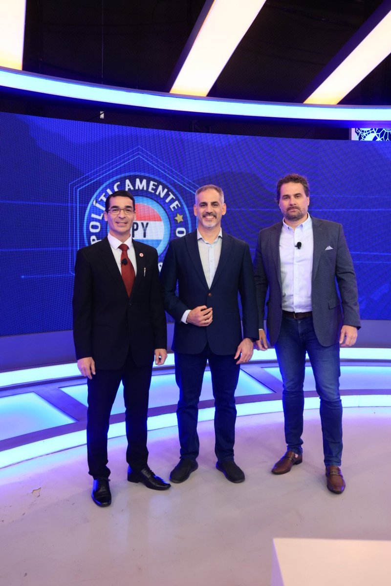 Telefuturo's tweet photo. 🎙️ #RobertoCoronel, #RobertMarcial y #JoséOcampos te esperan para debatir y opinar sin filtros 🗣🗯️
👉 Una edición imperdible y cargadísima de #PolíticamenteYncorrecto desde las 20:30 hs.
🔵 En vivo por https://t.co/bmmwHO0a0L https://t.co/0EMyrAPzqe