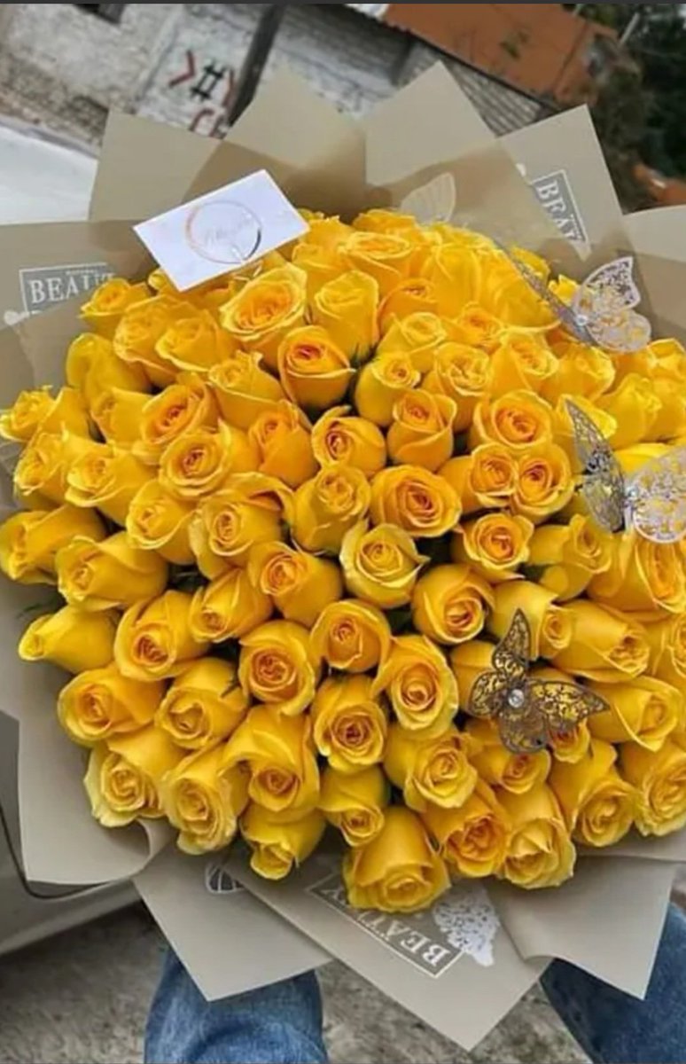 Hoy 21 de septiembre se regalan flores amarillas a personas especiales deseando  un lindo inicio a la primavera, amistad, alegría , fuerza , cariño,  y los nuevos comienzos de éxitos y triunfos para mi artista favorito <a href="/_DennisArana/">Dennis Arana</a> 💚💚