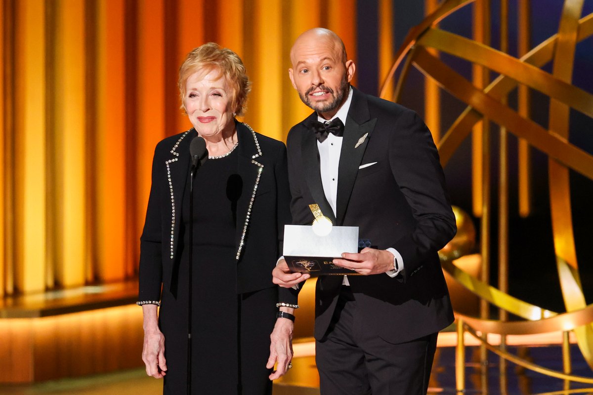 cryerthinker's tweet photo. jon cryer and holland taylor as presenters for the 75th primetime emmy awards (2024) https://t.co/pa9u61yb9c