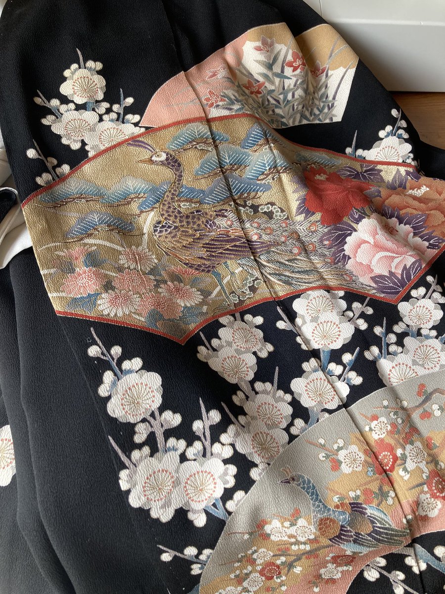 おはようございます🌞昨日からデザフェス販売に向け着物リメイクの巾着バッグを作っています👘
和過ぎないように新しい生地と合わせてシックに素敵に作っています☺️
誰かの元でたくさん使っていただけるよますように🥰
今日もハッピーな一日になりますように✨#ハンドメイド