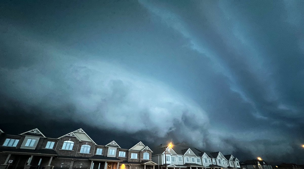 When you look out the window  and go holy crap #onstorm #kitchener <a href="/StormhunterTWN/">Mark Robinson</a> <a href="/weathernetwork/">The Weather Network</a> <a href="/IWeatherON/">Instant Weather Ontario ❄️</a>