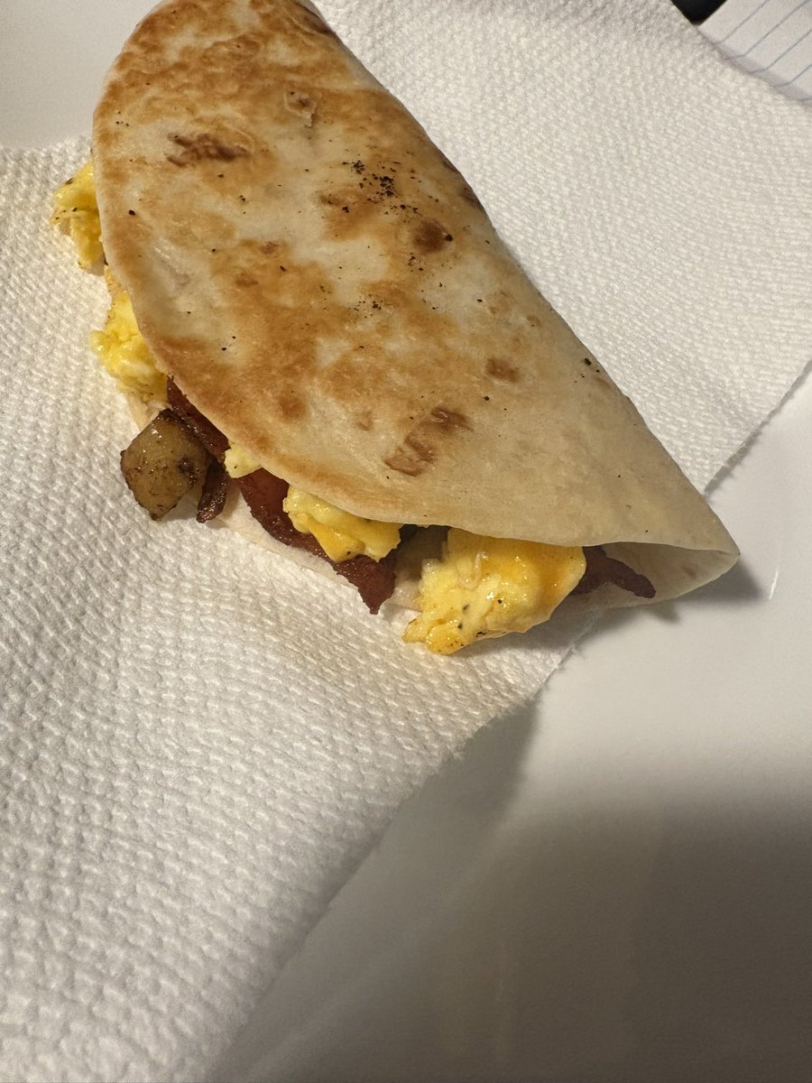 Okay but does YOUR husband make delicious breakfast tacos for you? Mine does 🫶🏻🥰

Cooked on cast iron in bacon fat 🤌🏻