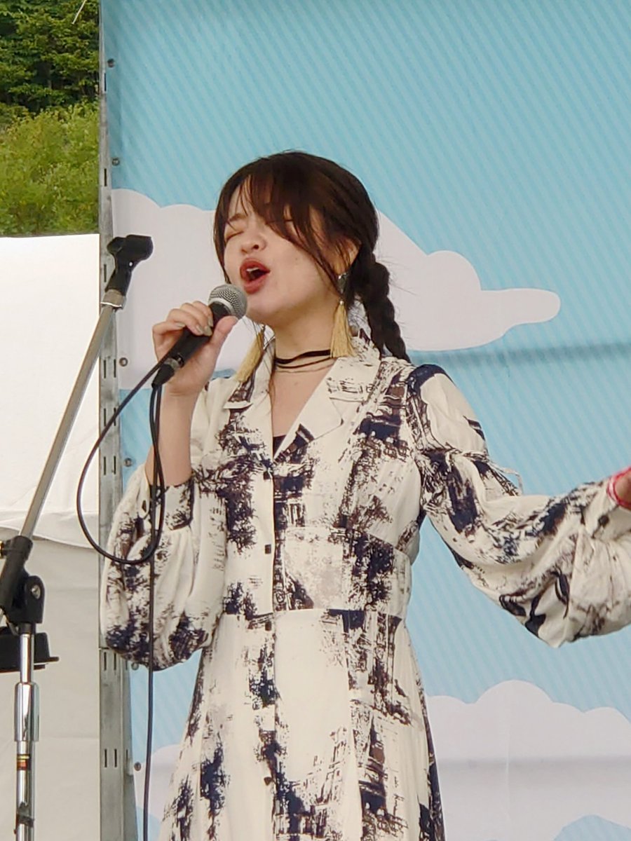 zo53746757's tweet photo. 今朝昨日撮影したYAMAFES.のベルガモをチェックしてたら新曲コヨイマホウヲカケテ(コヨマホ)がメチャ良い雰囲気で撮れてたので第2弾をアップ!
先週のうすい前の野外ライブでもそうでしたがしっとりとした夜の曲なのに意外にも日中の野外に聴いてもメチャ素敵な曲です!
#YAMAFES
#バフザベルガモ https://t.co/1RXLxuXo1O
