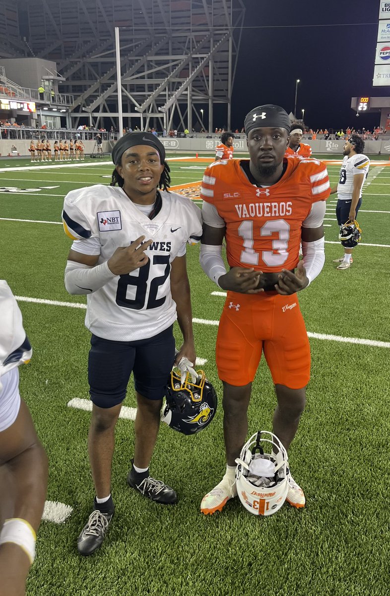 📸 Tyler ISD alumni!

Tyler Legacy’s Jordan Ford (University of Texas Rio Grande Valley) and Tyler High’s Marquette Martin (Texas Wesleyan) faced off once again under the lights 🔥🏈  

#TylerISD #CollegeFootball #HomegrownTalent #Vaqueros #Rams #bEastTexas