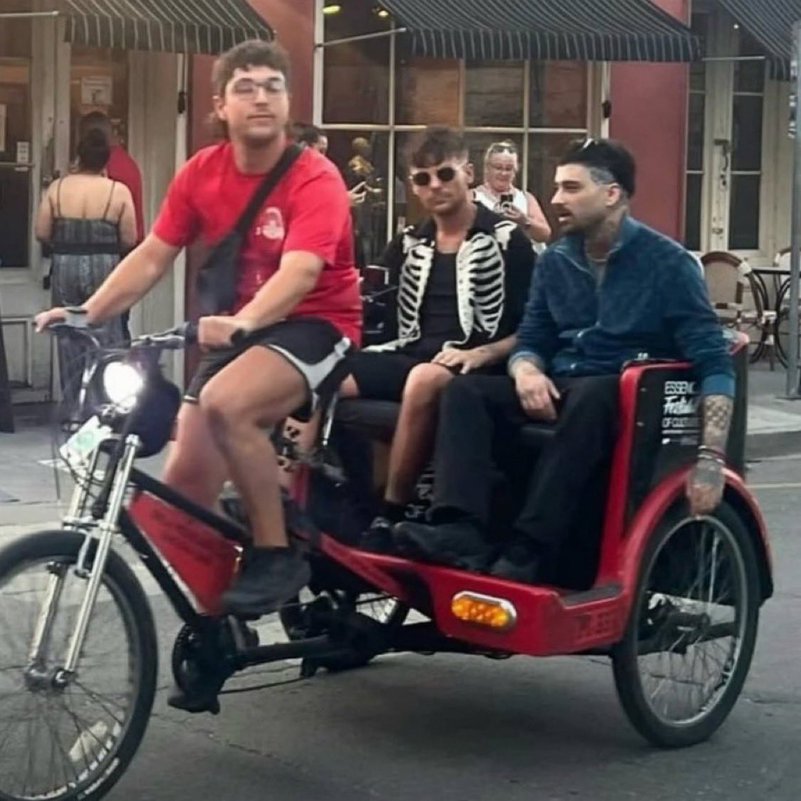 al final de todo, louis y zayn si cumplieron su promesa en dar un paseo en bicicleta pero nunca dijeron que ellos  pedalearian la bicicleta jaja