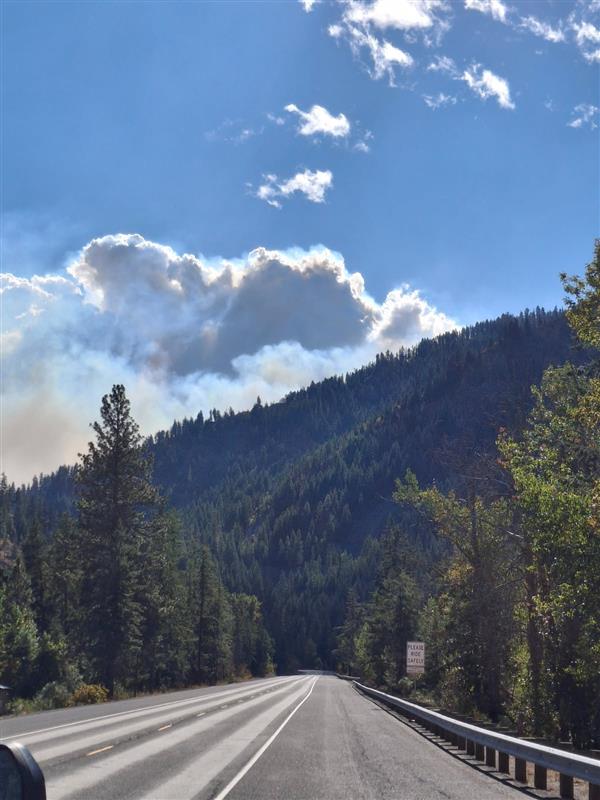 WSDOT_East's tweet image. (1/2) US 97 Blewett Pass will remain closed overnight (9/21) due to the Labor Mountain Fire (MP 149-178). Crews will reassess conditions with the incident command team on Monday (9/22). In the meantime, for cross state travel you can use I-90 or US 2. @SnoqualmiePass  @wspd6pio