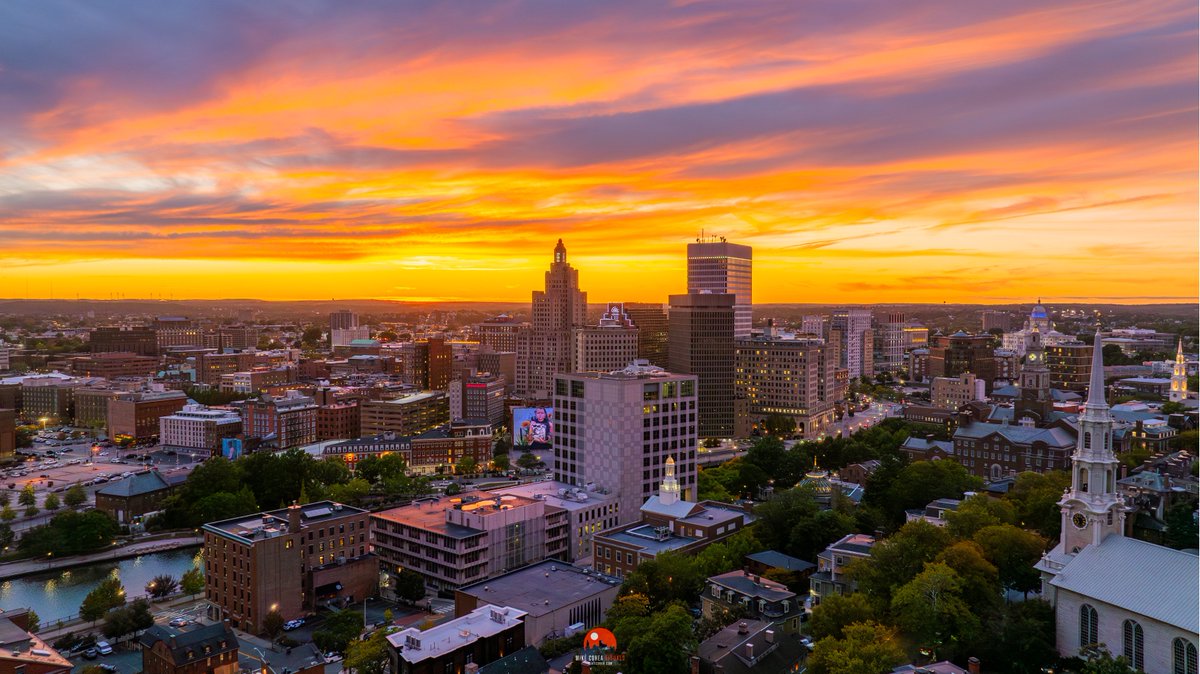 A postcard-perfect sky over Providence, #RhodeIsland this evening. The Creative Capital at its most photogenic.