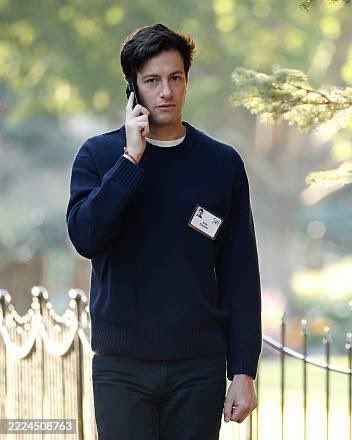 zoomyzoomm's tweet image. POV: You&apos;re a billionaire, have a supermodel wife and run the hottest tech VC fund in the entire world. And you&apos;re 6 foot 2 and barely 40 years old. 

God definitely has favorites.