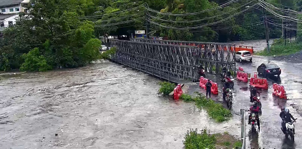 #Nacionales | 🌧️⚠️ El paso de vehículos está temporalmente suspendido en el puente Agua Caliente debido al desbordamiento del Río Acelhuate