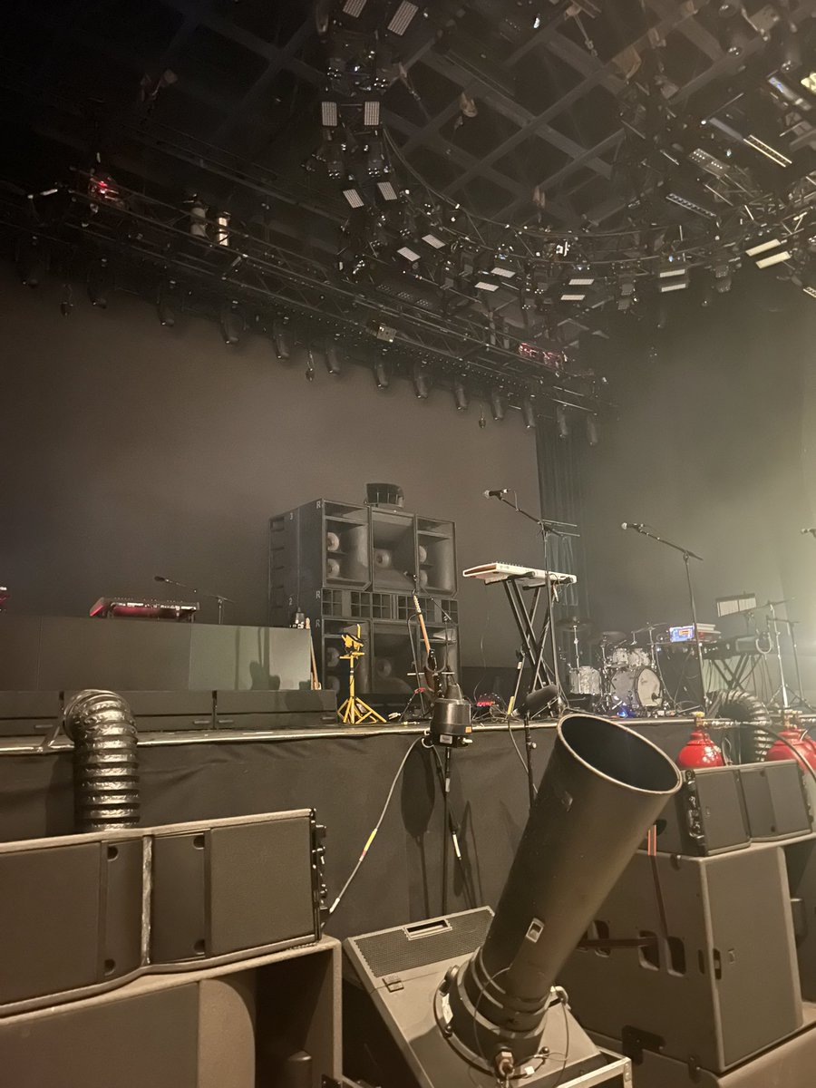 madison_d_c's tweet photo. Barricade for @lorde let’s gooooooooo https://t.co/qccS5zdnUX