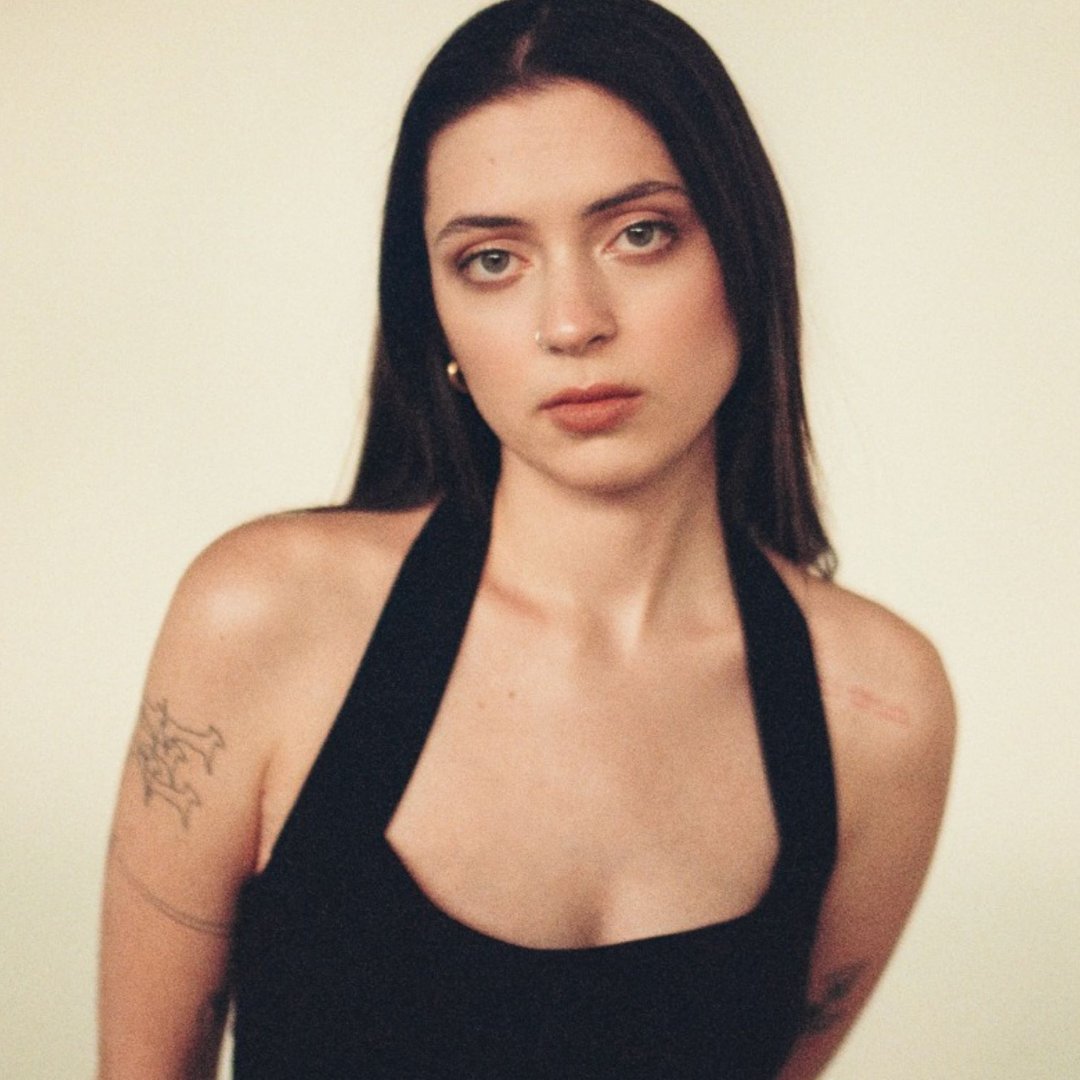 Happy birthday to the talented Lizzy McAlpine, known for songs such as "Pancakes for Dinner," "Where Do I Go?" and "Over-the-Ocean Call." born on September 21, 1999. <a href="/LizzyMcAlpine/">lizzy mcalpine</a>