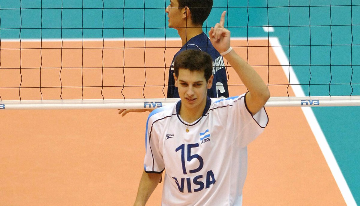GaboRosen's tweet photo. 🎩 @LucianoDeCecco cerró su 6° Mundial, cifra que ningún voleibolista alcanzó en toda la historia

👶🏻 Debutó con 18 años en 2006 

⏳ A los 37 años (18 años, 10 meses y 4 días después) disputó su partido N° 44: 33 de titular, 11 de suplente

🇦🇷 Leyenda argentina del vóley mundial https://t.co/YIxBpXSkCd