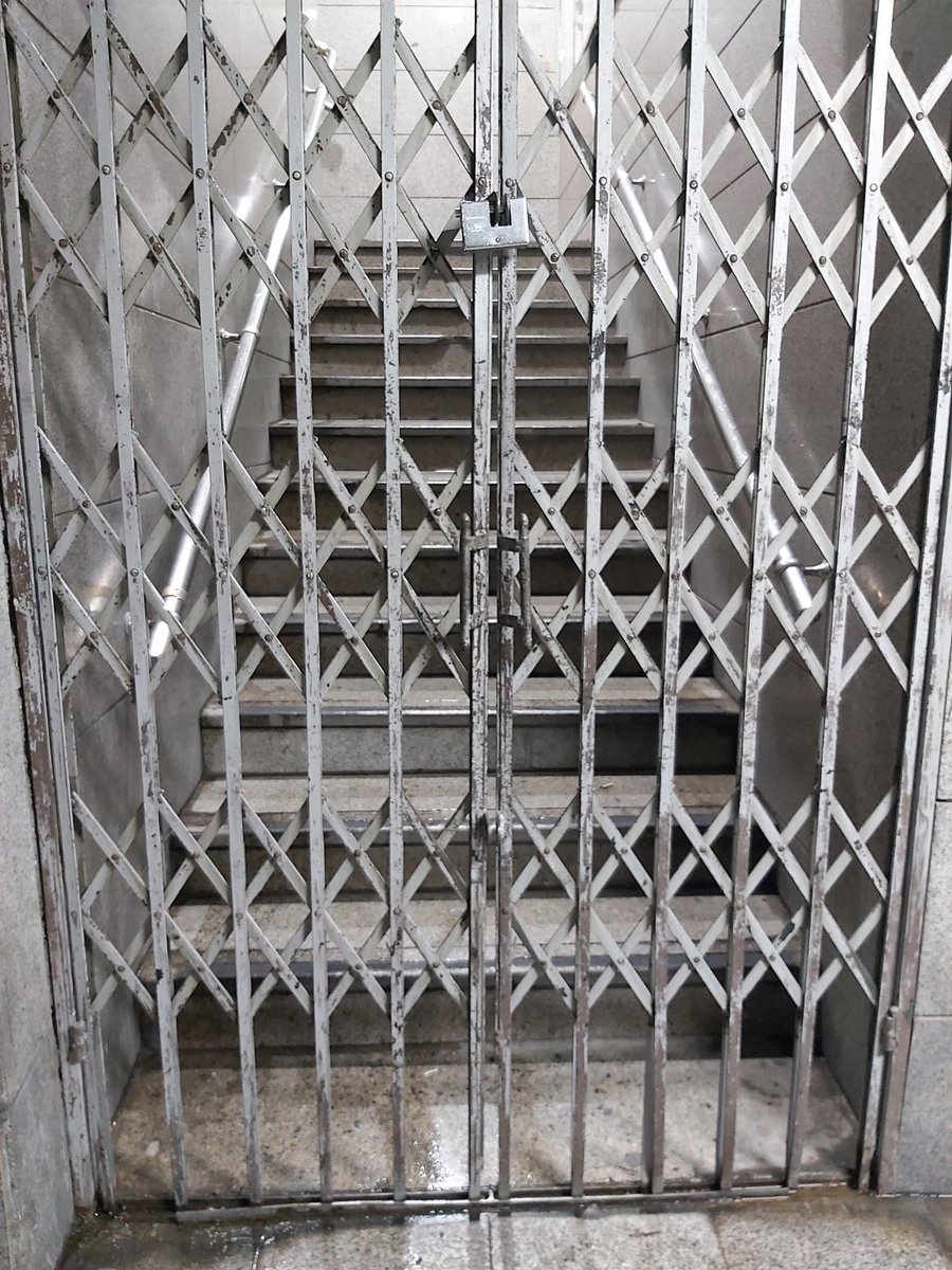 اگه یه مرد مجرد تو پایانه جنوب هستید، از یک تا ۴ صبح باید به این کرکره‌ها بچسبید تا شاید باد گرمی که از داخل سالن میاد، کمی سرمای بیرون رو براتون قابل تحمل کنه.
در این مدت، زن‌ها و مردهای همراهشون این شانس رو دارن تو سالن بمونند.