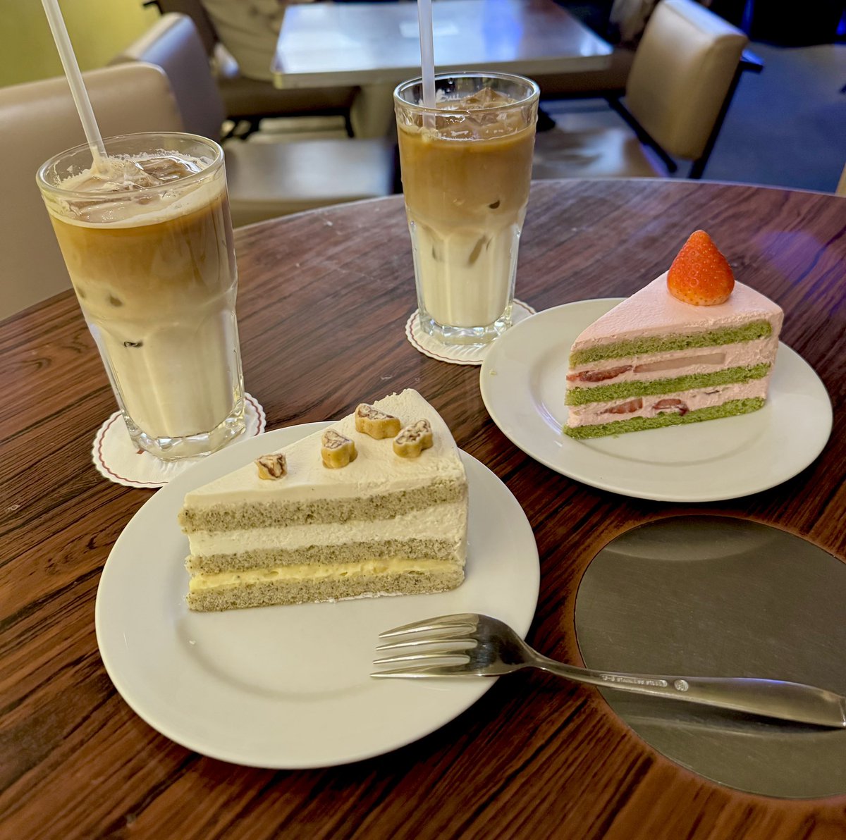 9月22日月曜日、おはようございます☀️

本日はショートケーキの日🍰
先日紅茶とバナナ、イチゴとピスタチオのショートケーキを友人といただきました！

個人的にはスポンジとクリームがあれば、何でもショートケーキです😂
本日もよろしくお願いします🔥
 #企業公式相互フォロー