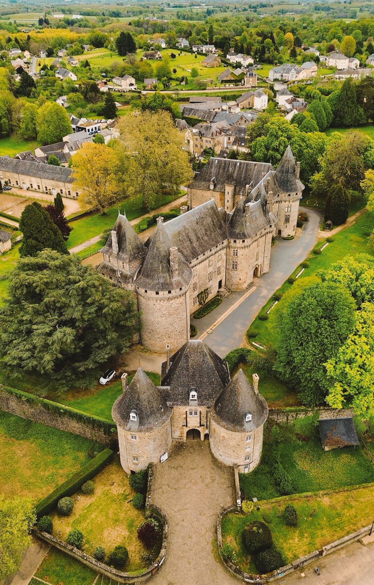 Pompadour Castle, France 🇫🇷