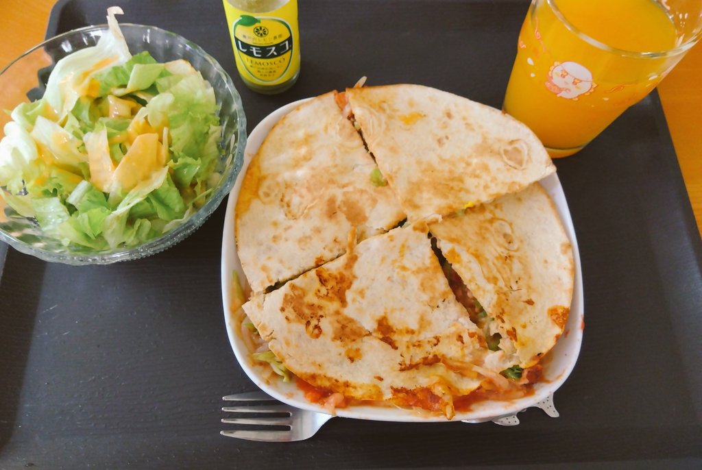 今日の朝ごはん

トルティーヤ
サラダ
オレンジジュース

残り物とかチーズとかを挟んでフライパンでジュー。
もやしは美味しいけど水分多いせいか合わないな……