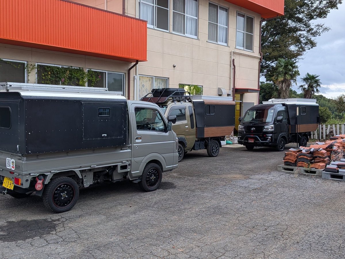 wsibaraki's tweet photo. 奈良県からU様が来社され松を架装中✨️
なんと…松竹梅の全モデルが揃いました😲
黒いハイゼットトラックに、黒いSUSHISTLYE、良いですね👍
#ワーケーションスタイル茨城
#sushistyle
#寿司スタイル https://t.co/lcGsYZiFlx