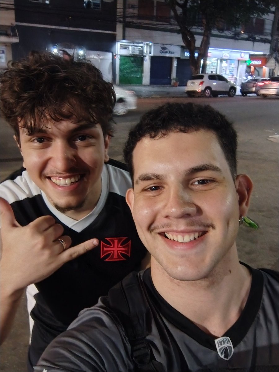 highpeter_'s tweet photo. olha o mano que eu encontrei na rua @guivenzz https://t.co/55w9V1za6B