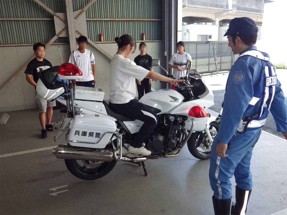 Hyogo_Police's tweet image. 【イベント開催結果　警察官採用センター】
高校生を対象とした職業体験を開催しました！鑑識体験や白バイ、パトカーの乗車体験などを行いました！開催状況の詳細はホームページをご覧ください！

兵庫県警察 職業体験(高校生対象)
police.pref.hyogo.lg.jp/saiyo/event/in…
#警察官 #兵庫県警察 #採用 #就活