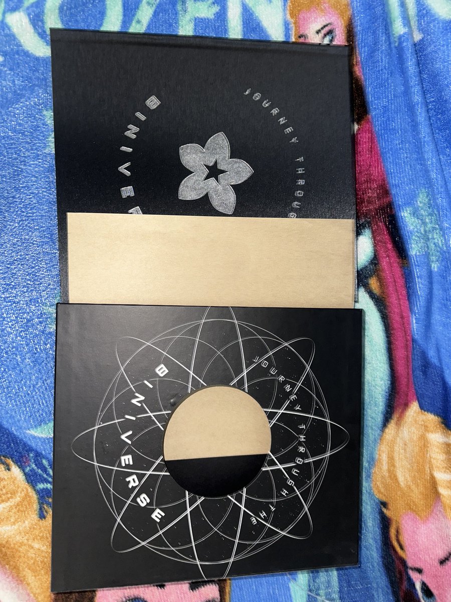 lindstcy's tweet photo. okie, good condition ang photo journal ko. 

👏 naka-box 
👏 may bubble wrap 
👏 may corner protectors (WAO?!)
👏 may plastic or whatever u call that
👏 may wax paper para hindi masira ‘yung logo 

#VERYGOOD #MAGALING https://t.co/oZMuWM9yCO