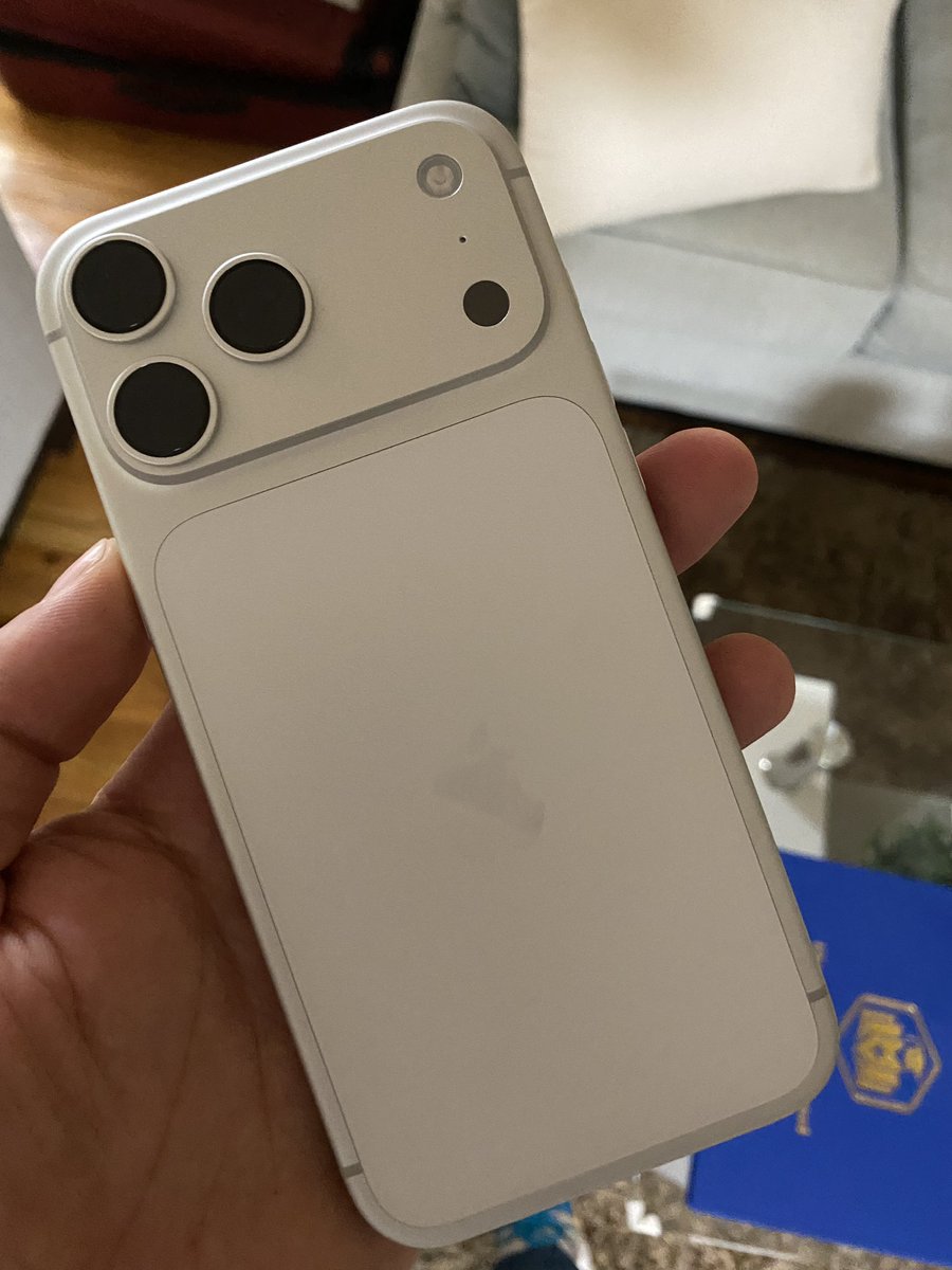 Para no quedarme atras mi foto de iphone 17 pro max, no es mio pero igual queria subir mi foto 😂😂😂💀💀 mi religion no me permite dar 1400 us por un cel 😢😢