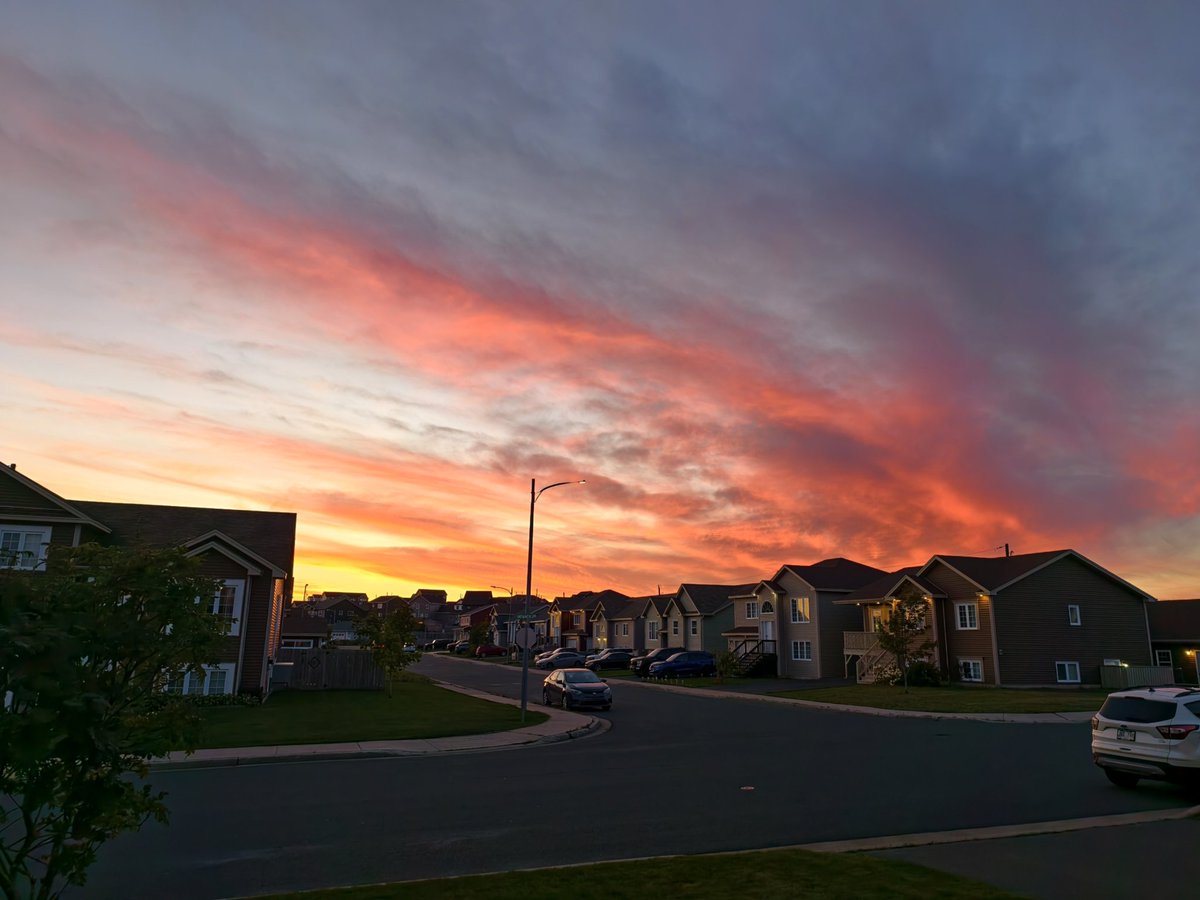 NLPhotoLover21's tweet image. When you walk out the door and see this sky, it certainly helps ease the Sunday scaries! #nofilterneeded #ShareYourWeather #newfoundlandandlabrador #Canada #sunset