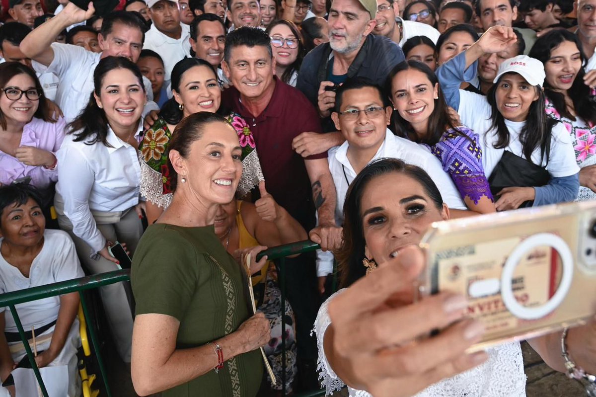 GustavoRenteria's tweet image. ⭕📄 En #Cancún, #QuintanaRoo, la presidenta @Claudiashein presentó avances de su primer año de gobierno ante 27 mil personas.

✅ +370 mil beneficiarios de #ProgramasBienestar
✅ Obras como el puente Nichupté y línea de carga del #TrenMaya
✅ Hospitales y nuevas escuelas
✅…