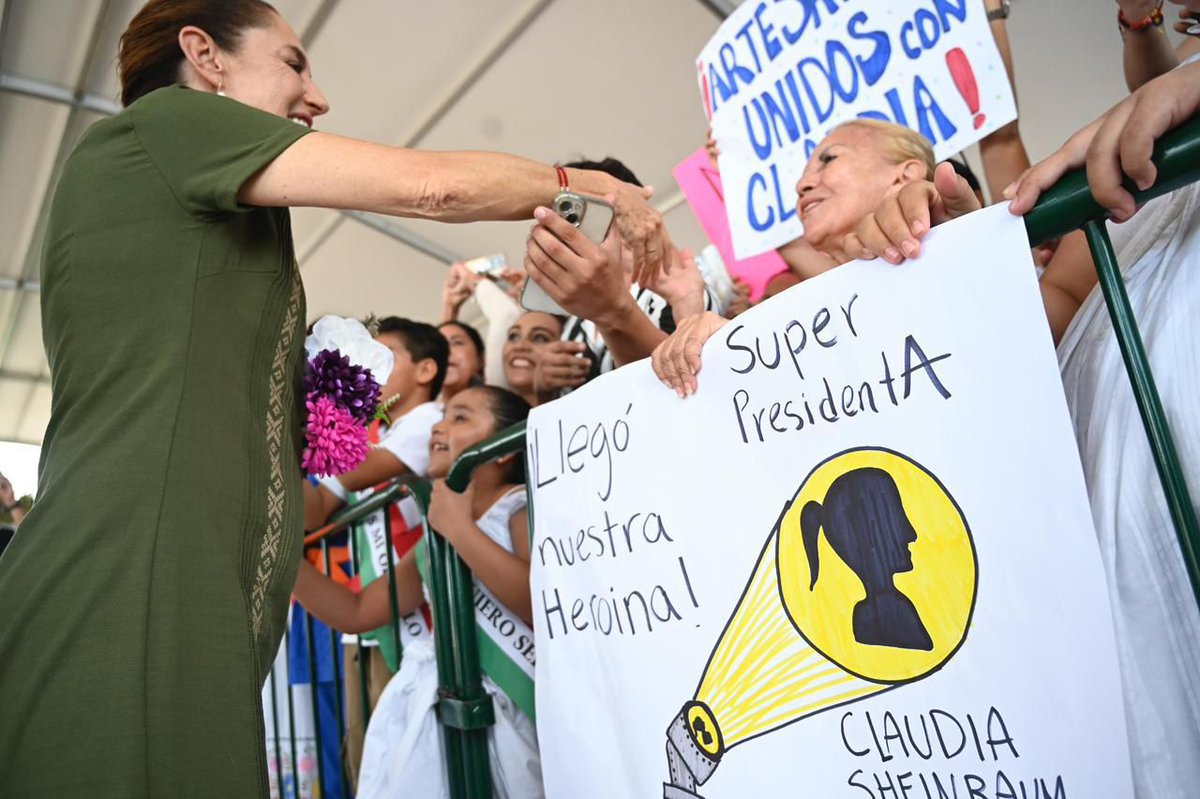 GustavoRenteria's tweet image. ⭕📄 En #Cancún, #QuintanaRoo, la presidenta @Claudiashein presentó avances de su primer año de gobierno ante 27 mil personas.

✅ +370 mil beneficiarios de #ProgramasBienestar
✅ Obras como el puente Nichupté y línea de carga del #TrenMaya
✅ Hospitales y nuevas escuelas
✅…