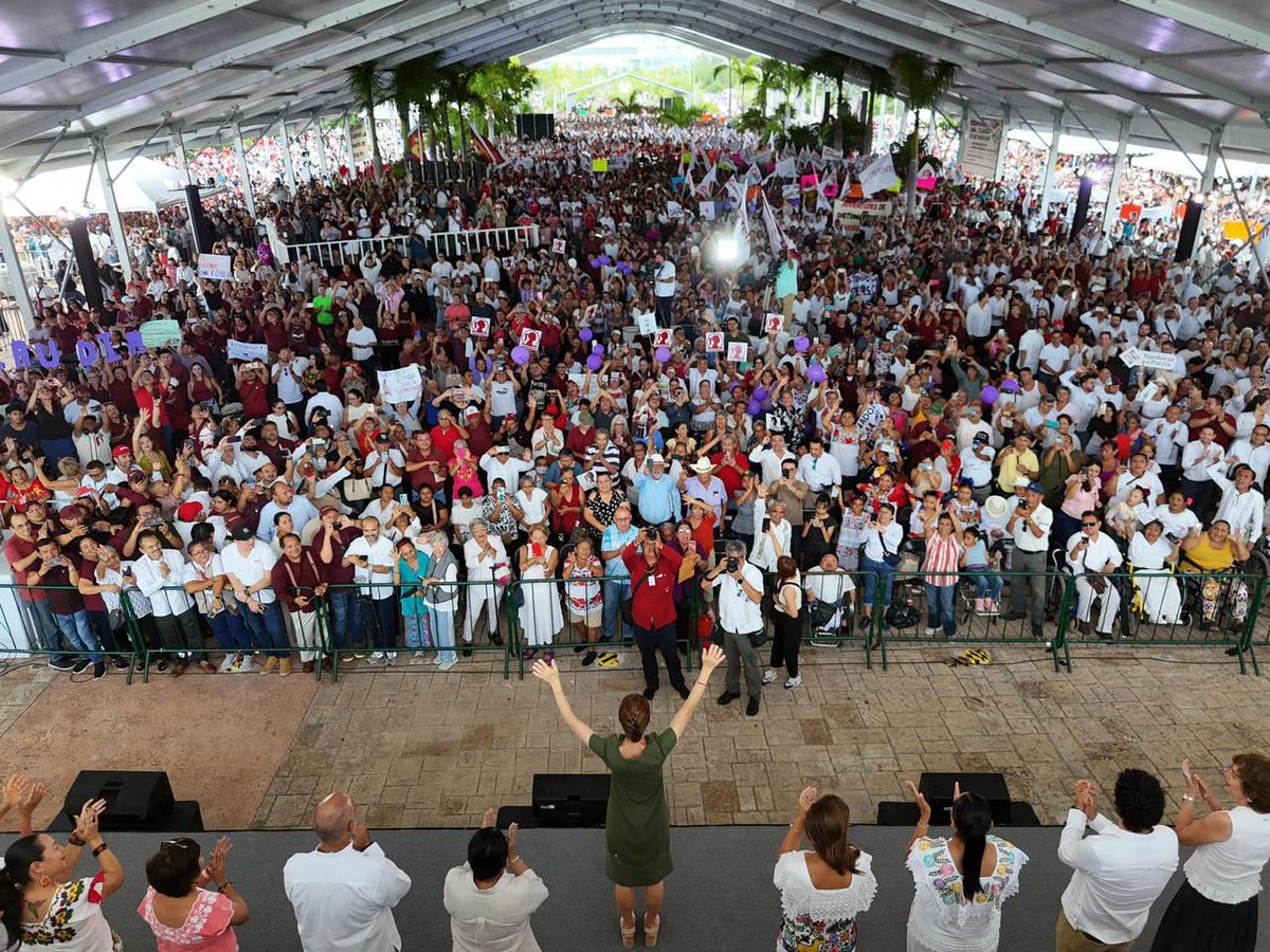 GustavoRenteria's tweet image. ⭕📄 En #Cancún, #QuintanaRoo, la presidenta @Claudiashein presentó avances de su primer año de gobierno ante 27 mil personas.

✅ +370 mil beneficiarios de #ProgramasBienestar
✅ Obras como el puente Nichupté y línea de carga del #TrenMaya
✅ Hospitales y nuevas escuelas
✅…