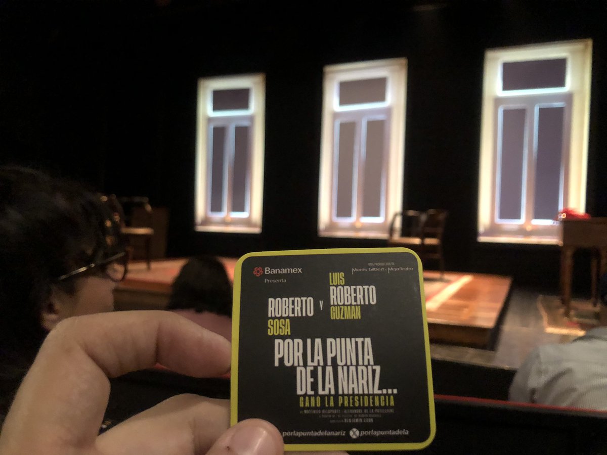 gonzalorgcineyt's tweet photo. #porlapuntadelanariz  Muy divertida comedia política, que ojalá se aplicara eso de no poder dar discursos si se está mintiendo, sería de gran utilidad. Fabulosas actuaciones de @robertososa y @luisroguzman 🙌 En el Teatro Varsovia
Gracias @Entretenia por la cortesía https://t.co/XhInakFvih