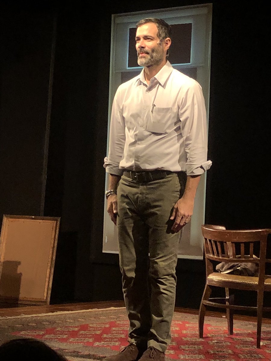 gonzalorgcineyt's tweet photo. #porlapuntadelanariz  Muy divertida comedia política, que ojalá se aplicara eso de no poder dar discursos si se está mintiendo, sería de gran utilidad. Fabulosas actuaciones de @robertososa y @luisroguzman 🙌 En el Teatro Varsovia
Gracias @Entretenia por la cortesía https://t.co/XhInakFvih